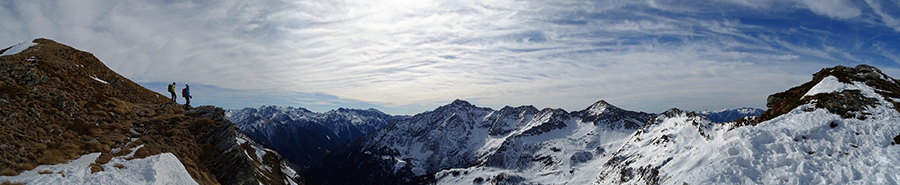 Salendo dal Passo a Cima di Lemma panorama a sud sulla conca di San Simone e i suoi monti